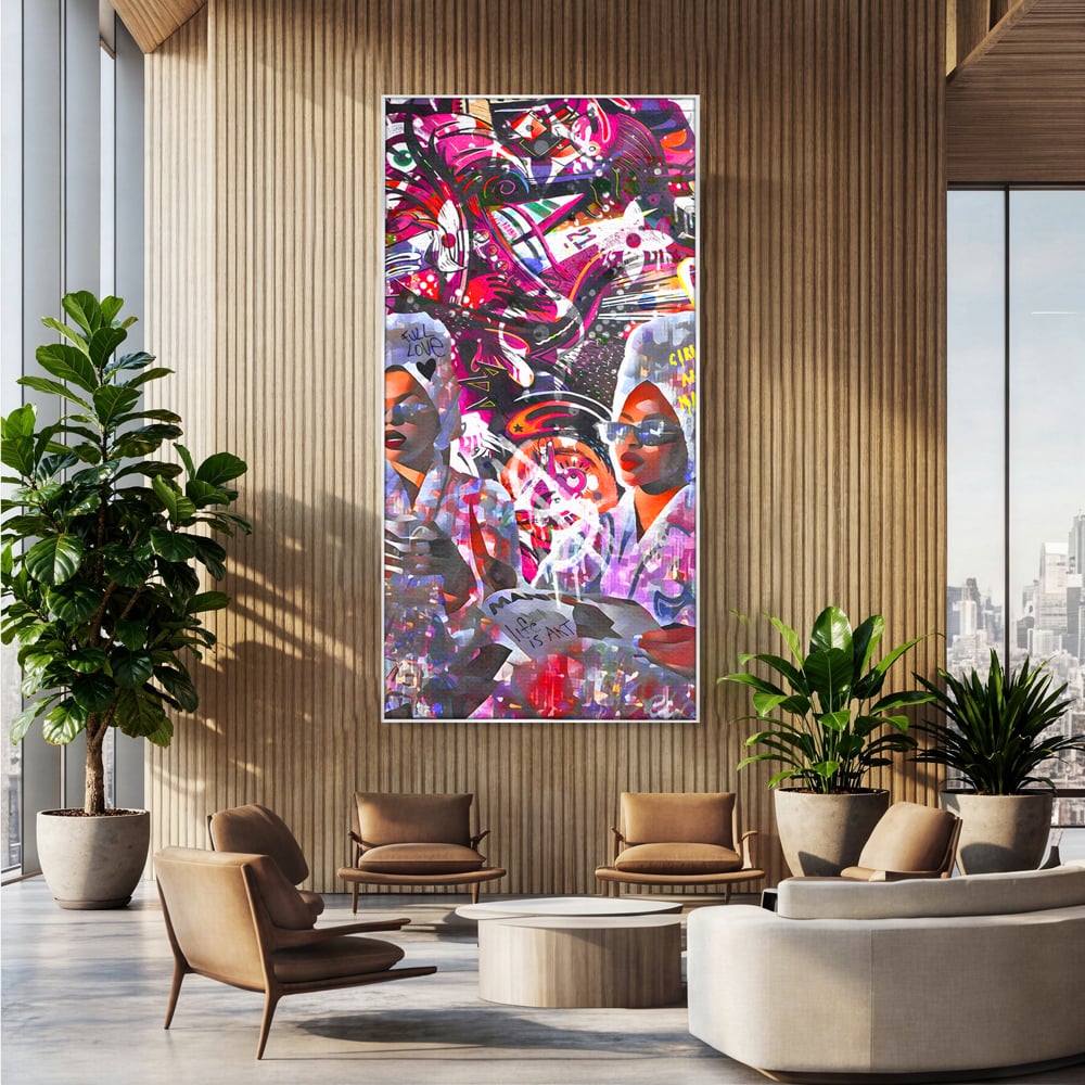 Tablou canvas cu tablou canvas cu femei si graffitti, in rama de aluminiu argintiu, pe perete intr-un birou